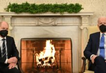 Fotografia zilei Biden – Scholz: natură moartă la șemineu