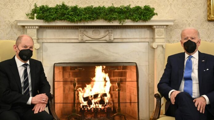 <strong>Fotografia zilei Biden – Scholz: natură moartă la șemineu</strong>