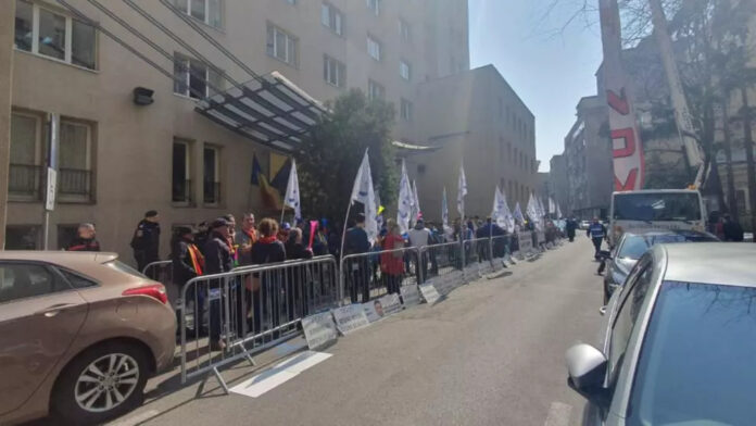 Protest la Ministerul Sportului – Acuzații grave de furturi din bugetul Sportului, inechități, politici anti-sport-național ale ministrului Eduard Novak