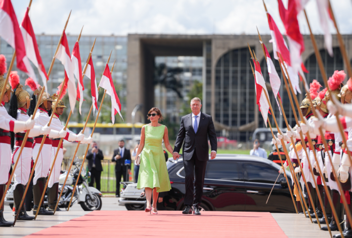 În Brazilia, Klaus Iohannis și-a luat soția – “neon” pe covorul roșu și la întâlnirile oficiale