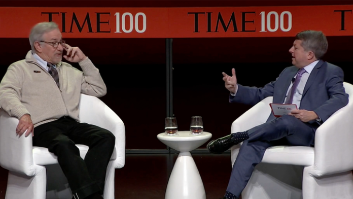 Spielberg face o revizuire a filmelor vechi pentru publicul modern și recunoaște că a făcut „greșeală” în editarea armelor din „E.T.”