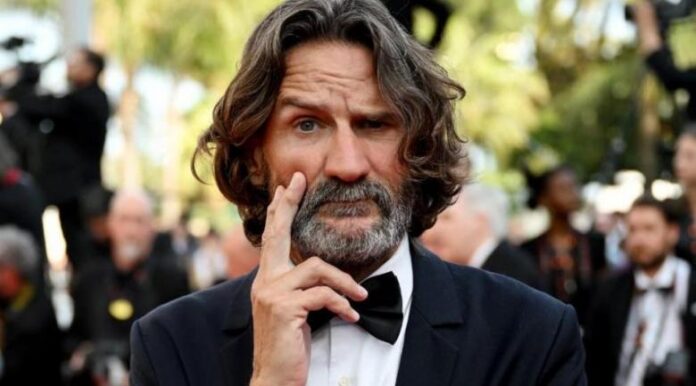 A critica un bărbat heterosexual alb de peste 50 de ani înseamnă a fi rasist de patru ori