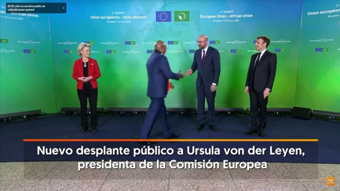 Ursula von der Leyen, parte din decor la summit-ul Uniunea Europeană – Africa. Ministrul de Externe al Ugandei a refuzat să dea mâna cu președintele Comisiei Europene