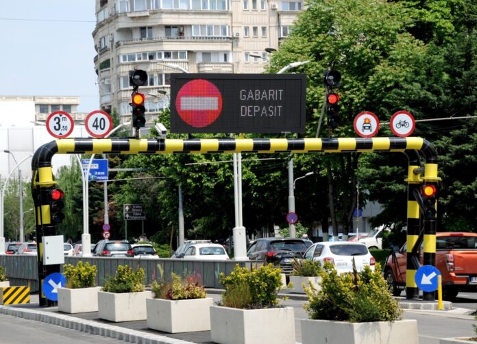 Apel public la respectarea regulilor de circulație din zona Pasajului Unirii! În primele luni ale acestui an, nu mai puțin de 139 de vehicule agabaritice au fost oprite din încercarea de a intra în tunelul rutier