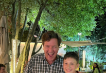 BOOOM! Tucker Carlson incognito la București aseară, poze cu fanii din România!