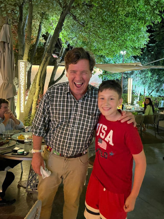 BOOOM! Tucker Carlson incognito la București aseară, poze cu fanii din România!