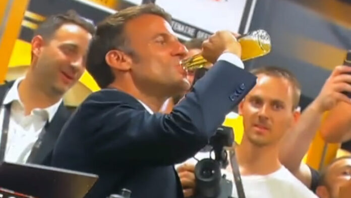 Macron, acuzat de iresponsabilitate și masculinitate toxică după ce a băut o bere în 17 secunde