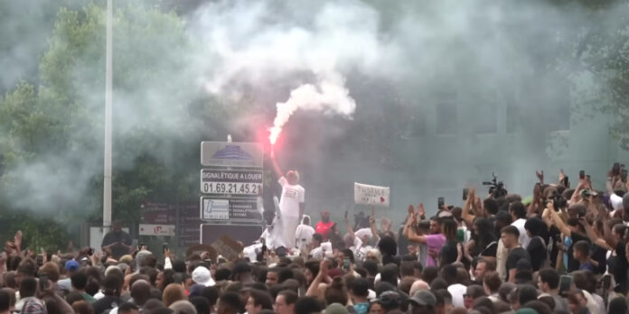 Presa vorbește fals despre înscenarea din Rusia, dar tace legat de războiul civil din Franța. Epoca post-adevărului!