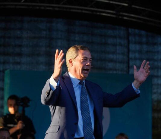 Schingiuirea bătrânilor neputincioși din azilele groazei făcută cu acordul și complicitatea politrucilor