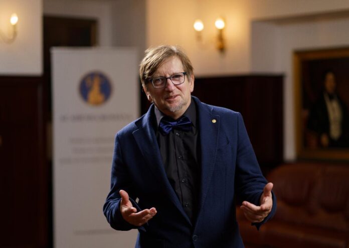 Interviu cu profesorul Mihai Ducea, de la Arizona University, care a spus că-n România se trăiește vădit mai bine ca-n America