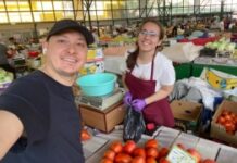 Ce face o olimpică națională, după ce a dat bacalaureatul: Vinde legume în piața din Buzău