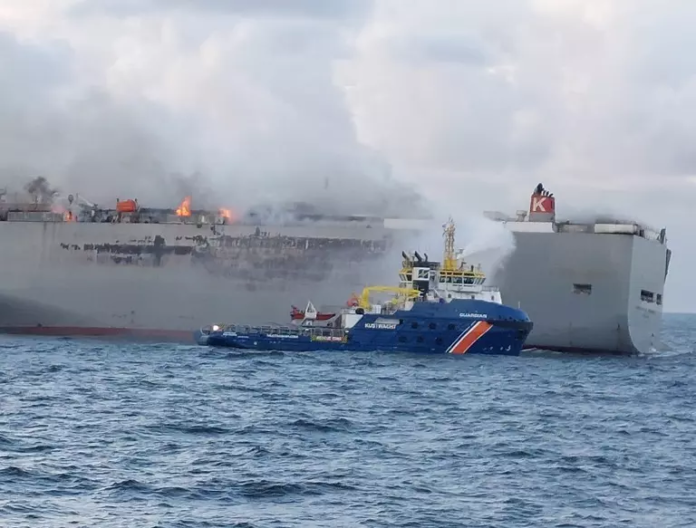 Cum a ars o navă de transport marfă din cauza unei mașini electrice și cum apără Boc parcările de teroriști