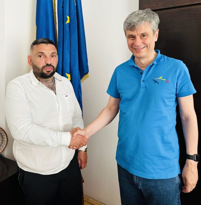 Virgil Popescu se pozează cu interlopi, PNL face ședințe paralele și profită de discursul lui Orban.