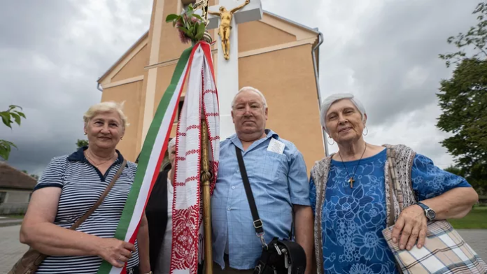 „Bărbații puternici nu își abandonează țara!”. Diferența de abordare dintre minoritatea maghiară și cea română din Ucraina