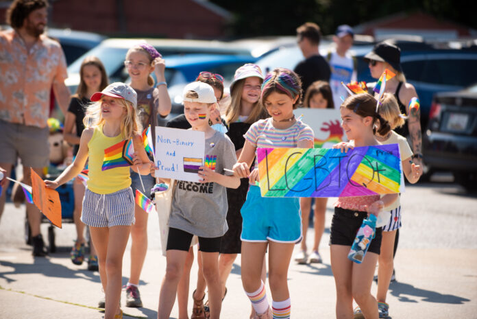 Copiii de doisprezece ani sunt învățați despre sexul anal în școală, în timp ce copiilor de nouă ani li se spune să se „masturbeze” pentru teme: planurile șocante de lecții folosite de profesori în sălile de clasă din Marea Britanie