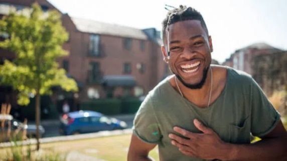 Hai să fim triști! Oamenii de știință avertizează că “a fi prea fericit” cauzează atac de cord și morți subite