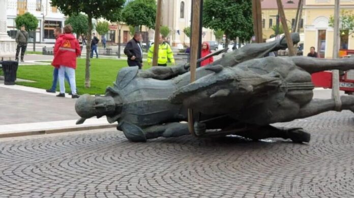 La Oradea s-a dat jos statuia voievodului Mihai Viteazul și se amplasează statuia lui Ladislau al Ungariei