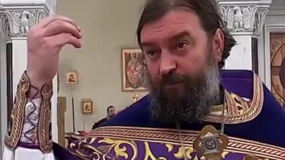 Un preot rus foarte popular cere ca “armăsarii cu pupilele dilatate” care petrec în cluburi să fie trimiși pe front: “Va avea un efect vindecător”