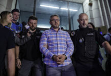 Gușă: Spectacolul cătușelor în scandalul Crevedia e menit să acopere responsabilitatea statului român pentru morții și răniții exploziilor. Operațiunea ”Să-l apărăm pe Arafat!”