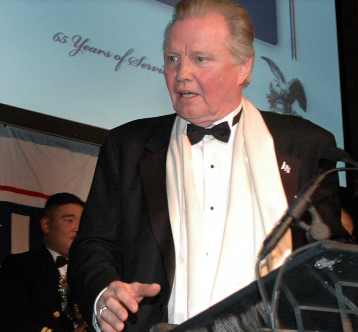 Actorul Jon Voight demască mafia coruptă a administrației Biden ca fiind cea care a aruncat deja America într-un “război împotriva noastră a tuturor”