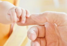 Bebeluși “vânduți” pe Facebook cu 400 de euro. Situația dramatică a unor tinere mame nevoite să renunțe la copii din cauza sărăciei extreme