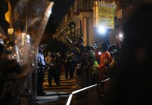 Șase capete de acuzare împotriva unei „influencerițe” care a transmis live jefuirea în masă a unor magazine din SUA – VIDEO