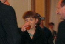 RECHIZITORIU PENTRU SOROSISTA NO. 1 – Parchetul Curtii de Apel Constanta a respins cererea „mamei DNA” Monica Macovei de incheiere a unui acord de recunoastere a vinovatiei. Macovei a fost trimisa in judecata pentru vatamare corporala din culpa, dupa ce a bagat in spital un motociclist, pe care l-a spulberat intrand pe contrasens. Macovei a mintit o tara intreaga, sustinand ca nu ea e de vina