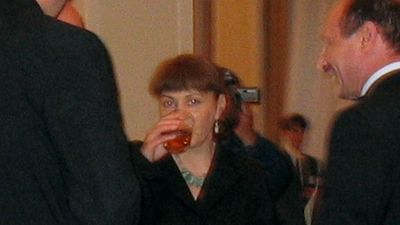 RECHIZITORIU PENTRU SOROSISTA NO. 1 – Parchetul Curtii de Apel Constanta a respins cererea „mamei DNA” Monica Macovei de incheiere a unui acord de recunoastere a vinovatiei. Macovei a fost trimisa in judecata pentru vatamare corporala din culpa, dupa ce a bagat in spital un motociclist, pe care l-a spulberat intrand pe contrasens. Macovei a mintit o tara intreaga, sustinand ca nu ea e de vina