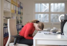 Studiu: Jumătate dintre angajaţii globali vor să vină cel mult o zi pe săptămână la birou. 84% dintre angajatori susțin că utilizează sau plănuiesc să utilizeze inteligența artificială