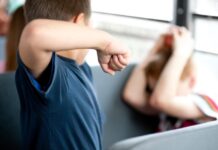 Bătăi ca în filmele de groază între puștani la începutul anului școlar. Bonus: “Parada modei” la școlile din Iași, București și Timișoara.