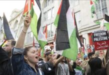 Fluturarea unui steag palestinian pe străzile britanice „s-ar putea să nu fie legala” spune ministrul de interne