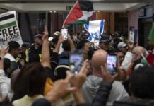 Sute de manifestanți pro-Palestinieni au înconjurat ambasada Israelului la Londra