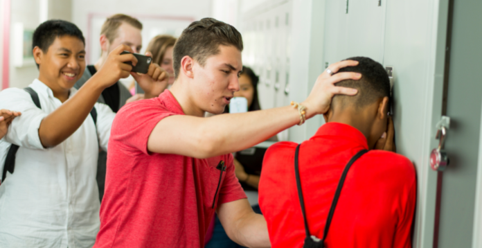 Balul bobocilor cu cuțite si droguri, amenințări mafiote la școală și elevi cuțitari