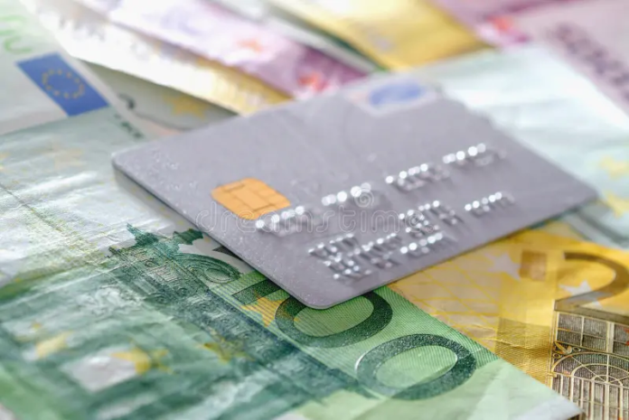 Comaroni: Ciolacu e obligat de Bruxelles să dirijeze banii cash ai românilor către bănci! Se dorește controlul sporit al cetățenilor și profitul băncilor.