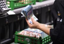 Francezii refuză să treacă la plățile fără numerar. Cum sfidează sistemul impus