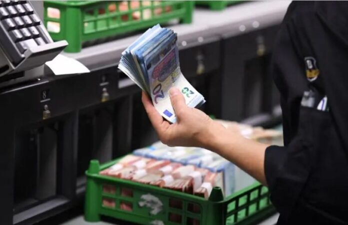 Francezii refuză să treacă la plățile fără numerar. Cum sfidează sistemul impus