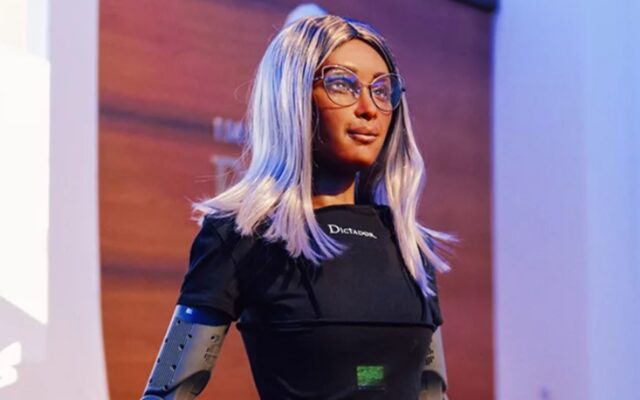 S-a terminat cu șefia umană: Mika e primul CEO robot cu inteligență artificială!