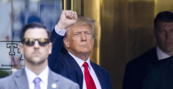 Mâna dreaptă a lui Obama: America va fi sfâșiată dacă lui Trump nu i se va permite să candideze