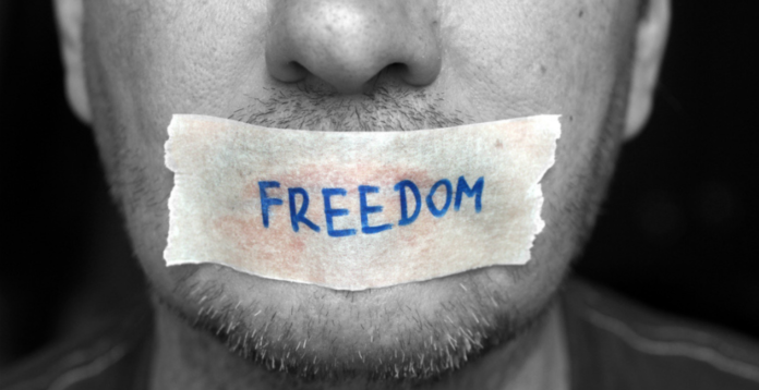 Atacul autoritatilor la libera exprimare se simte in toata Europa. Crizele sanitare si razboaiele sunt pretextele pentru controlul maselor