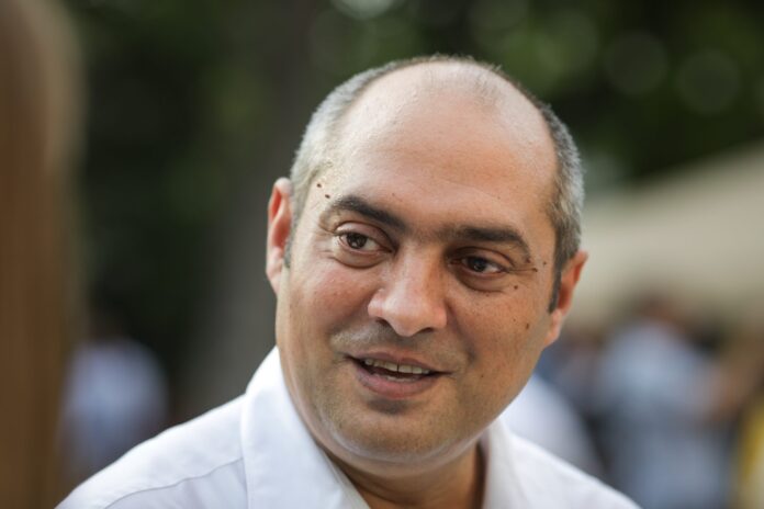 Gelu Duminică a inventat perpetuum mobile: ne scuipă și înjură, iar afacerile îi merg bine!