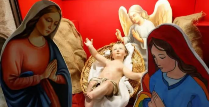 Italia: o scenă a Nașterii Domnului cu „două mame” ale Pruncului Isus a stârnit furie printre credincioși