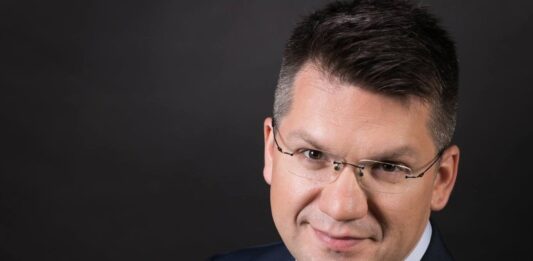 Mihail Neamțu îl prezintă pe Siegfried Mureșan și trage concluzia: “elitele” de centru-dreapta trădează interesul național!