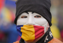 Judecătoarea Adriana Stoicescu : Ultimele acorduri de muzică populară se sting, în miros pătrunzător de fasole cu ciolan.Câțiva vizitatori rătăciți pleacă, satisfăcuți că au bifat o nouă sărbătoare