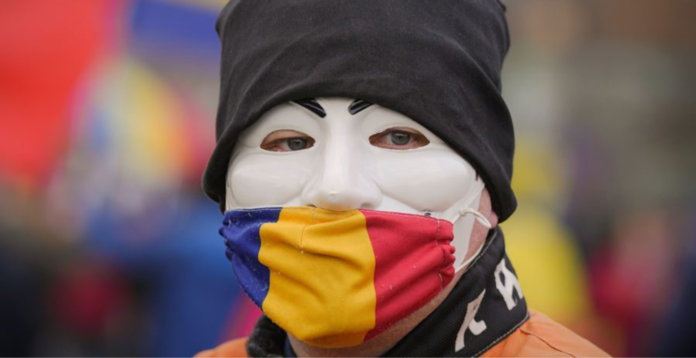 Judecătoarea Adriana Stoicescu : Ultimele acorduri de muzică populară se sting, în miros pătrunzător de fasole cu ciolan.Câțiva vizitatori rătăciți pleacă, satisfăcuți că au bifat o nouă sărbătoare