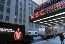 Tucker Carlson instalează panouri publicitare “Mass-media corporatistă a murit” în fața sediilor NYTimes, CNN, MSNBC și Washington Post