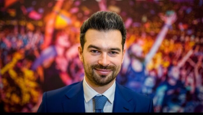 Bogdan Buta, patronul Untold, se crede Duce: dominant cu sclavii sai, ii pune sa stea in genunchi sau intinsi. Apoi, ii ameninta cu „prietenii din Politie”