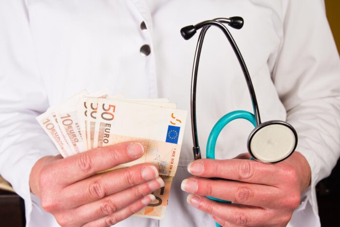 Consultații în urgență pe bani – noua aberație