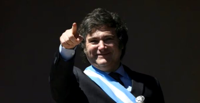 Argentina își cunoaște președintele! Zis Nebunul sau Perucă, Javier Milei își “mozolește” iubita pe scenă, în timpul unui discurs. (video)