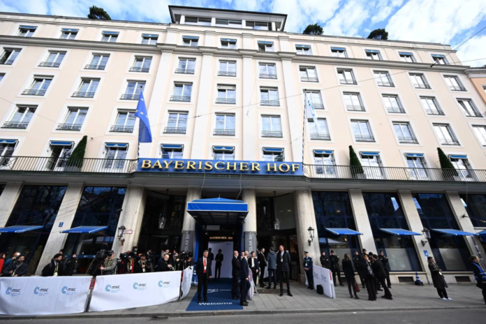 Acordul „comercial” de la München: jumătate de triliard de dolari, destinați industriei americane de război