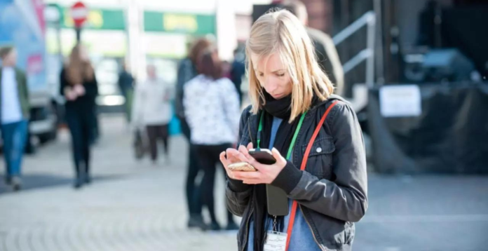 Decizie radicală, într-un oraș din Uniunea Europeană. Primăria a interzis telefonul mobil pe stradă